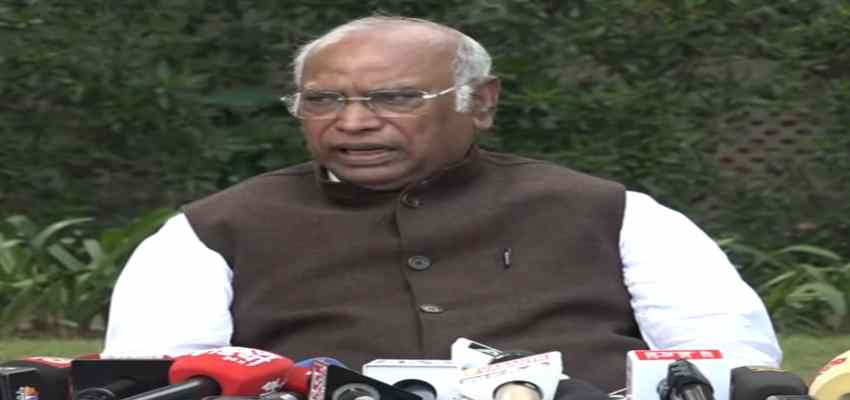 ‘गांधी, गोडसे, RSS, 2002 के गुजरात दंगों से जुड़े अंश हटा दिए’ एकता दिवस पर मल्लिकार्जुन खड़गे ने बीजेपी और आरएसएस पर किया तीखा हमला