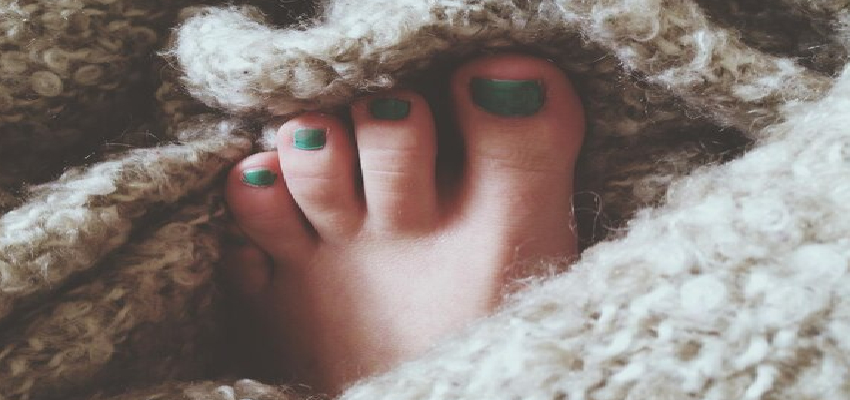 लगातार रजाई में रहने के बाद भी ठंडे रहते हैं हाथ और पैर? जानें किस बीमारी है संकेत