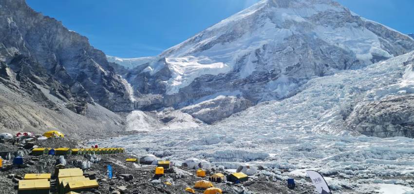 नेपाल में बरसी बर्फीली मौत...हिमस्खलन ने छीनी सात ज़िंदगियां, अब भी कई लापता