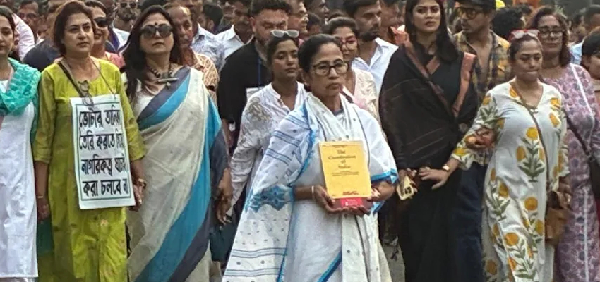 बंगाल में SIR के खिलाफ निकाली रैली, संविधान लेकर सड़क पर उतरीं ममता बनर्जी