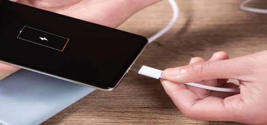 
							सस्ते या नकली चार्जर से बचें...आपका फोन बन सकता है आपके लिए खतरा, सरकार ने की सख्त चेतावनी