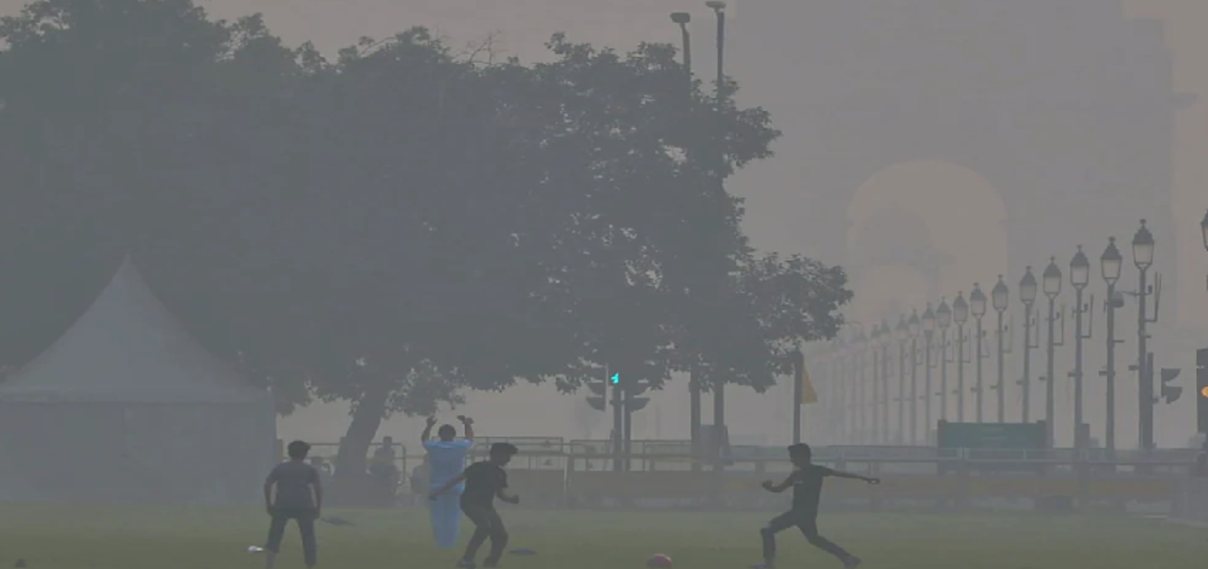 दिल्ली प्रदूषण बन रहा खतरे की घंटी, OPD में आई मरीजों की बाढ़; डॉक्टरों ने दी बचने की सलाह