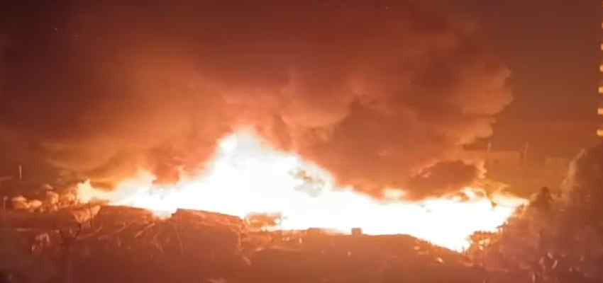 Delhi Fire: राजधानी दिल्ली में आग का तांडव, 500 झुग्गियों जलकर हुई राख, 1 की मौत