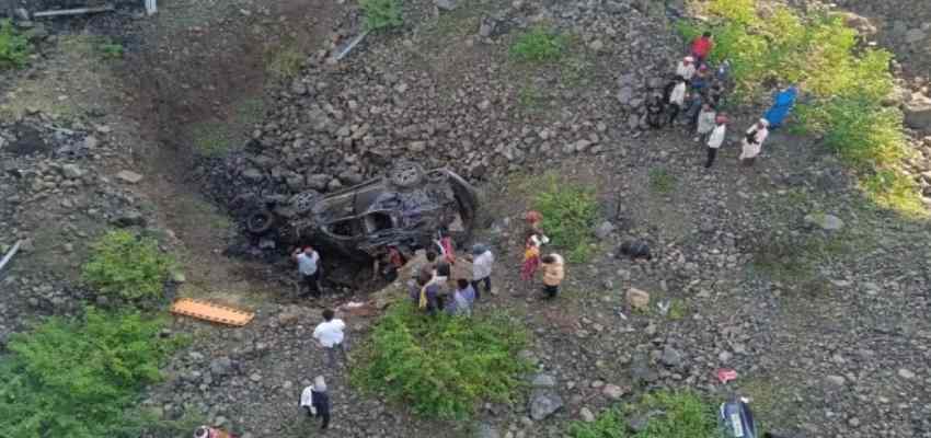 MP News: रतलाम में दर्दनाक सड़क हादसा, खाई में गिरी कार, 5 लोगों की दर्दनाक मौत