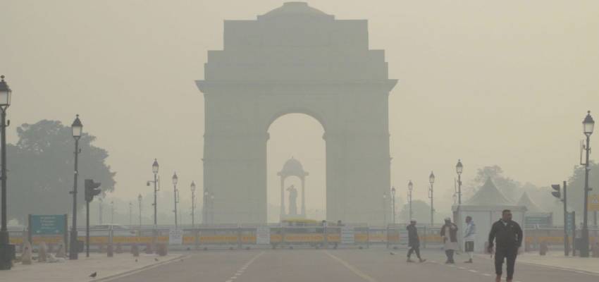 Weather Update: सांस लेना हुआ दुभर! प्रदूषण और ठंड ने किया दिल्लीवालों का जीना मुश्किल, जानें अगले 48 घंटे कैसा रहेगा मौसम?