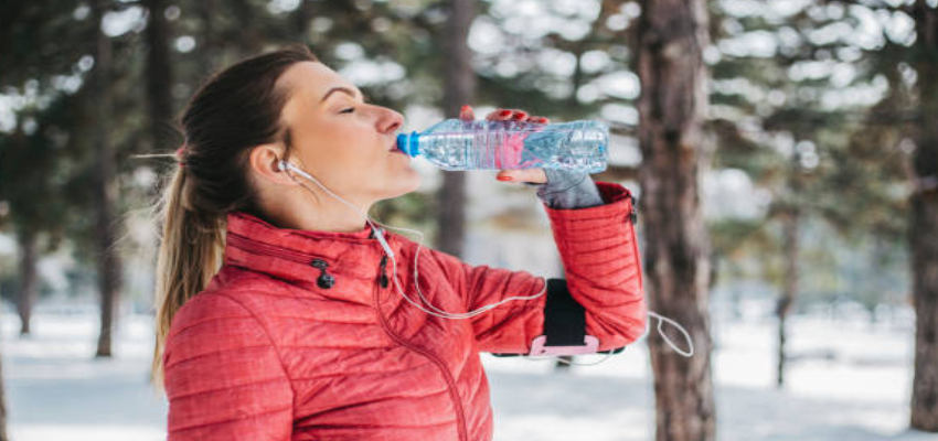 सर्दियों में कम पानी पीना क्यों है खतरनाक? जानें शरीर पर पड़ने वाले असर