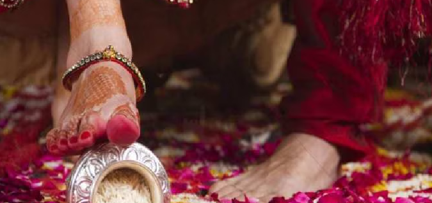 गृह प्रवेश के वक्त दुल्हन क्यों चावल से भरा कलश, जानें क्या है इस रस्म का महत्व?