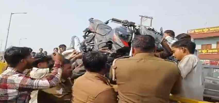 UP News: मथुरा में डिवाइडर से टकराई तेज रफ्तार बाइक, दो युवकों की मौत, एक गंभीर रूप से घायल