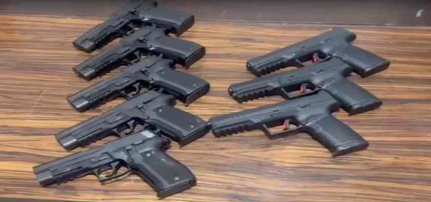 
							दिल्ली पुलिस को मिली बड़ी सफलता, पाकिस्तान से भेजे गए हथियारों का जखीरे पर किया कब्जा, 4 आरोपी भी गिरफ्तार