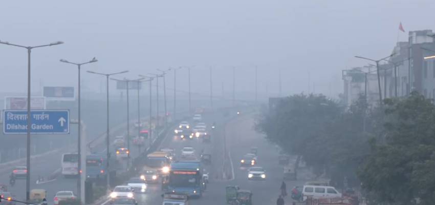 स्मॉग की चादर में लिपटी दिल्ली...लगातार 10 दिनों से नहीं मिली राहत, कई इलाकों में AQI का आंकड़ा 400+
