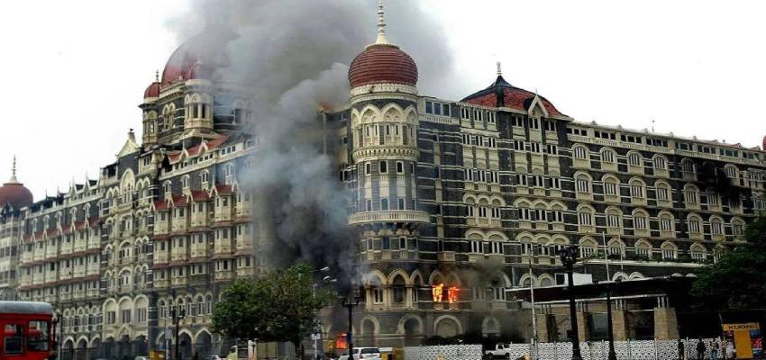 मुंबई हमले की वो काली रात...जिसने पूरे शहर को हिला दिया, जानें 17 साल पहले आतंकियों ने कैसे दिया 26/11 को अंजाम