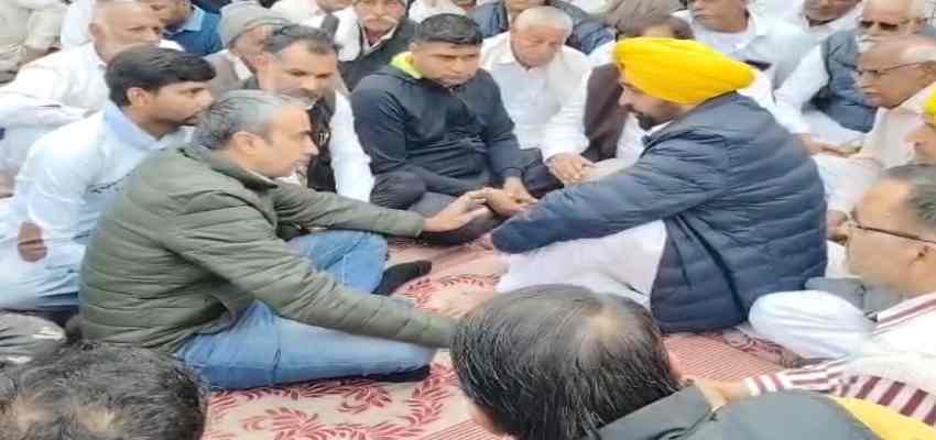 HARYANA NEWS: रोहतक में हार्दिक राठी के परिवार से मिले पंजाब के सीएम भगवंत मान, प्रशासन से किए कई सवाल