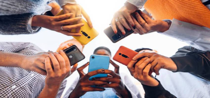 मोबाइल की लत बना रही दिमाग को कमजोर, रिसर्च में खुले सारे राज