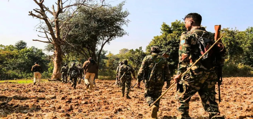 दंतेवाड़ा में 37 नक्सलियों ने किया सरेंडर, सभी ने मुख्यधारा में आने का किया फैसला