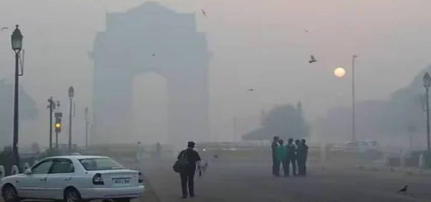 WeatherUpdate: ठंड, स्मॉग और AQI ने रोकी दिल्ली की रफ्तार, जानें कैसा रहेगा आज का मौसम