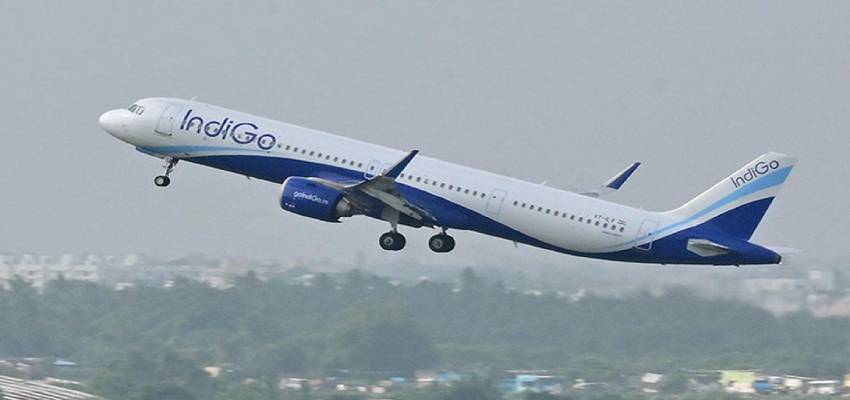 यात्रियों के लिए अलर्ट! फ्लाइट लेट या कैंसिल होने पर क्या करें? जानिए अपने कानूनी अधिकार