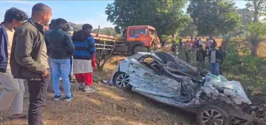 छत्तीसगढ़ के जशपुर में मौत की रफ्तार, बेकाबू कार ट्रेलर में घुसी; मौके पर ही 5 युवकों ने तोड़ा दम