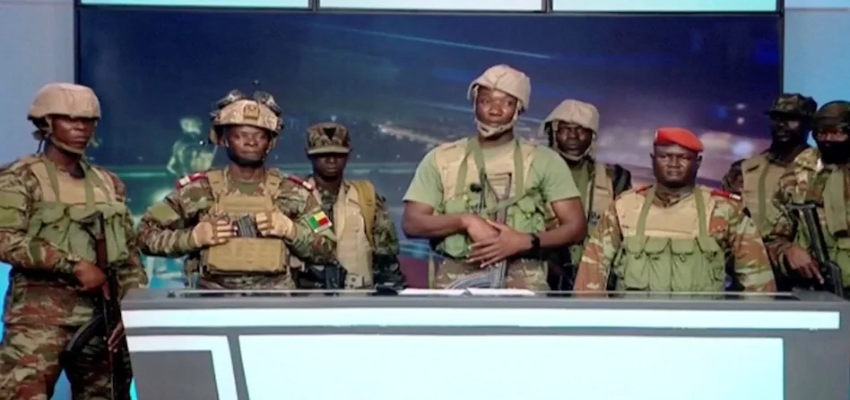 
							एक और देश में हुआ तख्तापलट, सेना ने LIVE टीवी पर आकर राष्ट्रपति को किया बेदखल