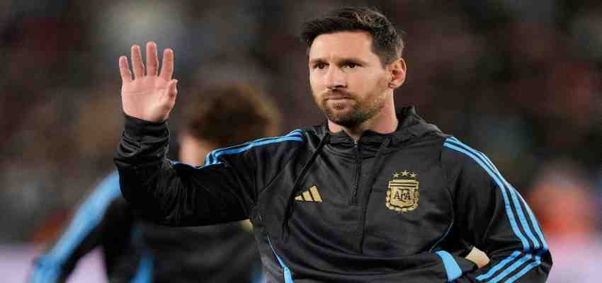 भारत की धरती पर दिग्गज फुटबॉलर लियोनेल मेसी ने रखा कदम, हजारों की संख्या में एक झलक पाने के एयरपोर्ट पर दिखे फैंस