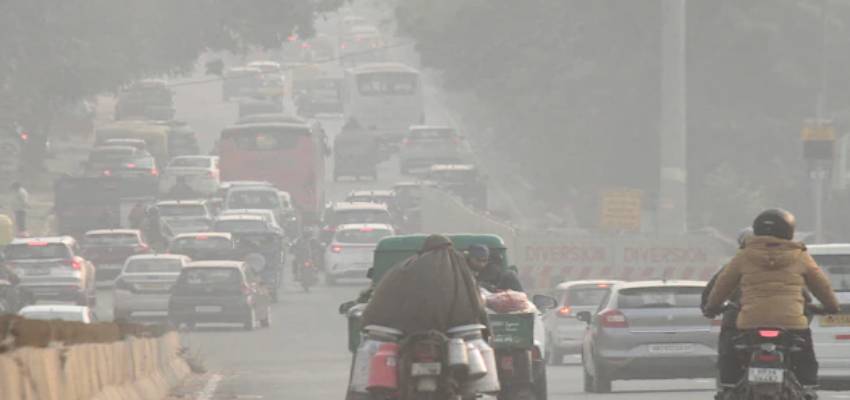 Weather Update: पहाड़ों पर बर्फ तो मैदानी इलाकों में कोहरे का संकट, शीतलहर से गिरा पारा...जानें दिल्ली के मौसम का हाल