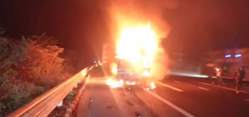 दिल्ली-मुंबई एक्सप्रेसवे पर भीषण सड़क हादसा, गाड़ियों की टक्कर से जिंदा जले 3 लोग