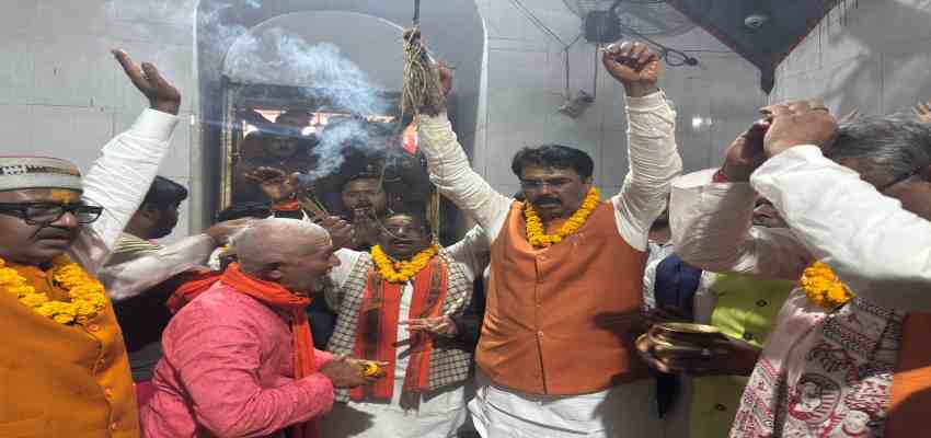 
								‎ कुशेश्वरस्थान पहुंचकर भाजपा अध्यक्ष संजय सरावगी ने बाबा कुशेश्वर नाथ का किया जलाभिषेक, जन कल्याण के लिए की प्रार्थना