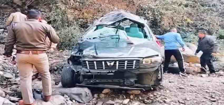 Uttarakhand News: नैनीताल में गहरी खाई में गिरने से तीन लोगों की मौत, बरेली से कैंची दर्शन के लिए निकला था परिवार
