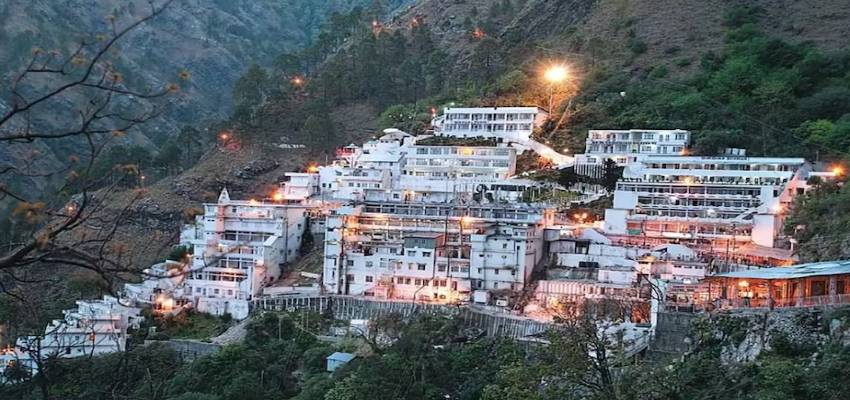 कृपया ध्यान दें! नए साल पर वैष्णो देवी दर्शन में बदलाव, श्रद्धालुओं के लिए चढ़ाई और वापसी की समय सीमा तय