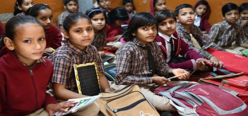 किताबों के साथ अब खबरें भी...स्कूलों की शिक्षा में UP सरकार का बड़ा कदम, न्यूज़पेपर रीडिंग अनिवार्य