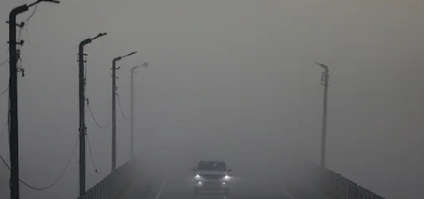 दिल्ली में कोहरे का कहर जारी, यातायात हुआ बाधित
