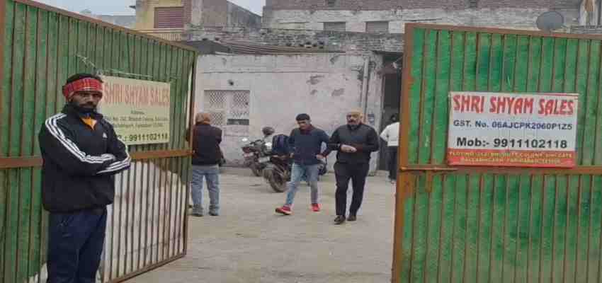 
							Haryana News: बल्लभगढ़ में सिगरेट गोदाम में बड़ी डकैती, चौकीदार को बंधक बनाकर लाखों की लूट