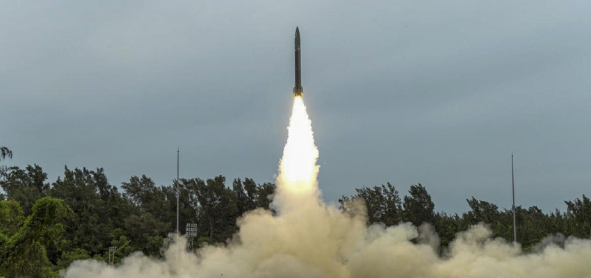 डीआरडीओ ने लॉन्च कीं दो 'प्रलय' मिसाइलें, रक्षा मंत्री ने दी बधाई