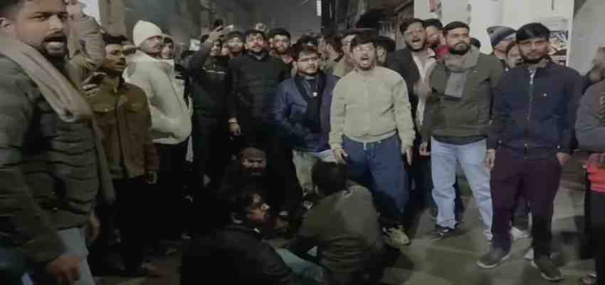 
							MP NEWS: जबलपुर में नाश्ते को लेकर हुआ बवाल, इलाके में तनाव का माहौल, भारी पुलिस बल तैनात