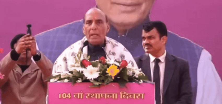 'हाथ में डिग्री और जेब में RDX...', राजनाथ सिंह का व्हाइट कॉलर टेररिज्म पर बड़ा बयान; बोले - देश में सुरक्षा को खतरा