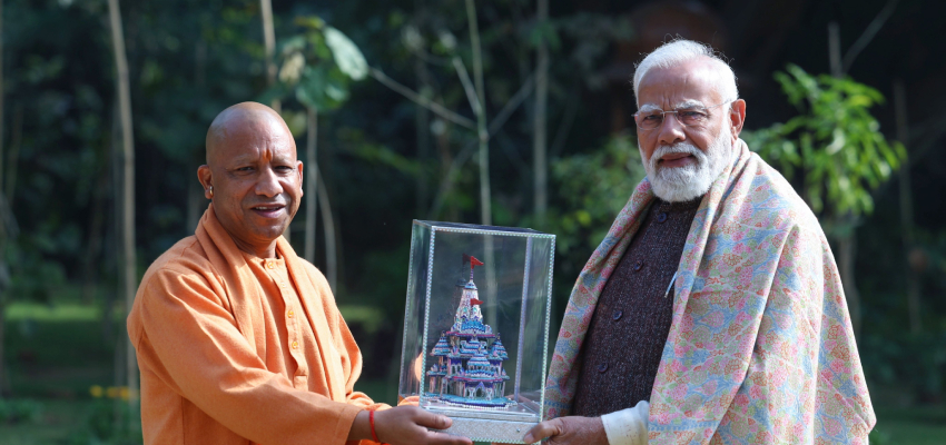 
								पीएम मोदी से मिले मुख्यमंत्री योगी आदित्यनाथ, कई मुद्दो पर हुई चर्चा