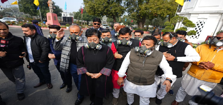 दिल्ली विधानसभा में प्रदूषण पर हंगामा, मास्क पहनकर पहुंचे AAP विधायक; 4 को किया सदन से बाहर