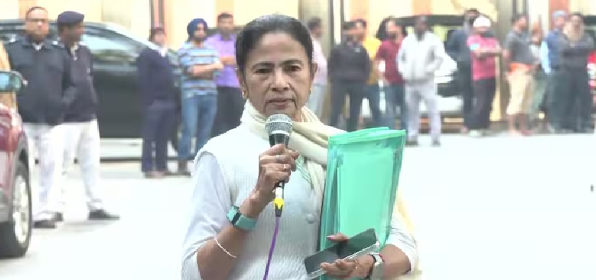 कोलकाता में ED छापों के दौरान हाई वोल्टेज ड्रामा, ममता बनर्जी फाइलें लेकर बाहर निकलीं; सियासी हलचल हुई तेज
