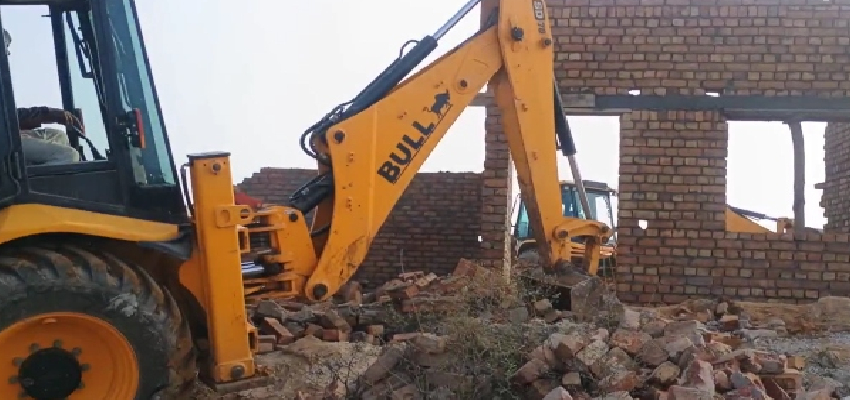 बहादुरगढ़ में अवैध कॉलोनियों पर चला बुलडोजर, 70 एकड़ में फैली कॉलोनी ध्वस्त