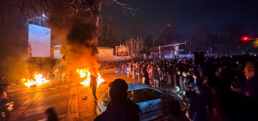 
												ईरान में सरकार के खिलाफ विरोध प्रदर्शन, प्रदर्शनकारियों और सुरक्षाबलों के बीच हिंसक झड़प, अब तक 116 लोगों की मौत