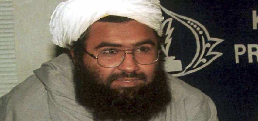 
							जैश-ए-मोहम्मद का खतरा बढ़ा, आतंकी मसूद ने दिए खतरनाक इशारे; कहा - हजारों सुसाइड बॉम्बर...