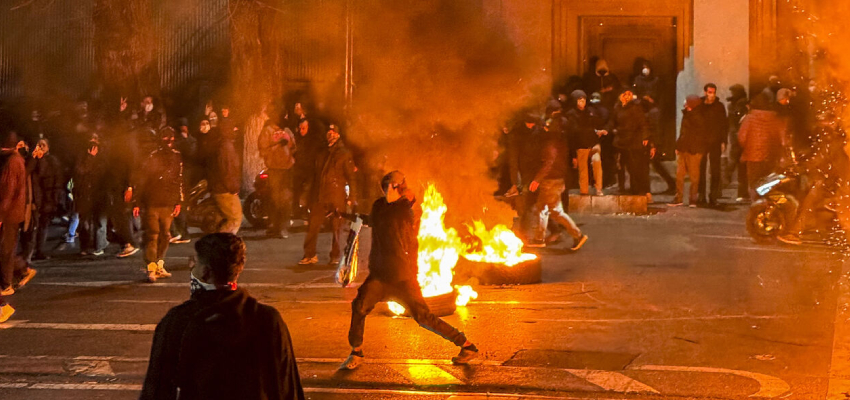 
							ईरान में देशव्यापी विरोध प्रदर्शन, दो हजार से ज्यादा प्रदर्शनकारियों की मौत,  हजारों लोगों गिरफ्तार