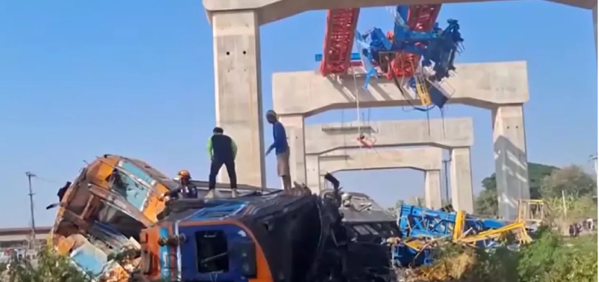 
							थाईलैंड में चलती ट्रेन पर गिरी क्रेन, भीषण हादसे में 22 लोगों की मौत, 30 से ज्यादा घायल