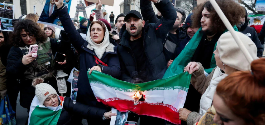 
							ईरान में सरकार विरोधी प्रदर्शनों के बीच फंसे 10 हजार भारतीय, सरकार ने जारी की एडवाइजरी