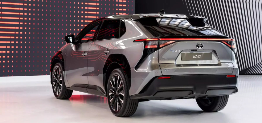 जल्द लांच होगी टोयोटा की पहली इलेक्ट्रिक कार, फीचर्स जानकर हो जाएंगे हैरान