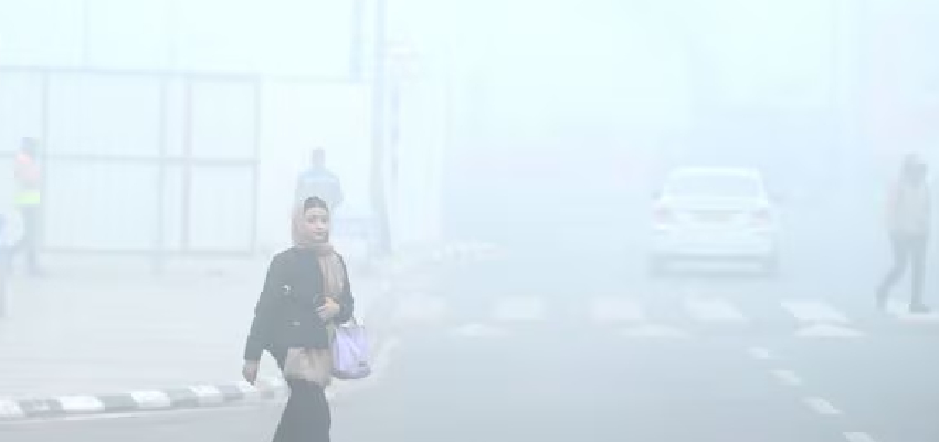 दिल्ली के लोग झेल रहे कोहरे और ठंड की मार, आसपास के राज्यों में भी बिगड़ रहा मौसम; कब मिलेगी राहत?