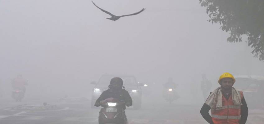 Aaj ka Mausam: दिल्ली-NCR में घना कोहरा, हरियाणा में शीतलहर का अलर्ट, अगले 5 दिन बिगड़ा रहेगा मौसम