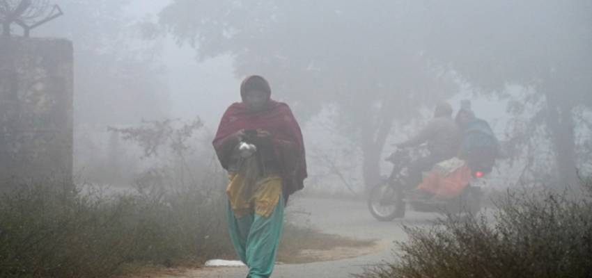 Aaj ka Mausam: दिल्ली में 5 डिग्री तक गिरा तापमान, UP-हरियाणा में कोहरे का कहर जारी; जानें देशभर का मौसम
