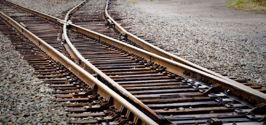 
							यूपी में दिल दहला देने वाली घटना...हाथ पकड़कर ट्रेन के आगे कूदे जीजा-साली, मौके पर हुई मौत