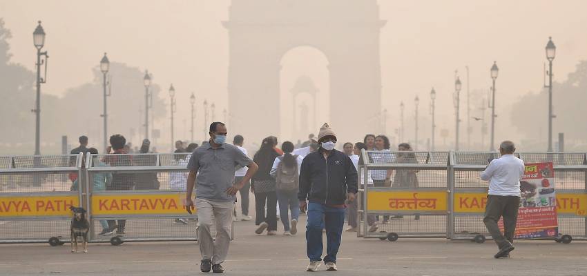 Delhi Pollution: सांसों पर संकट जारी...दिल्ली में कोहरे के साथ प्रदूषण ने बढ़ाई मुश्किलें, AQI 400+