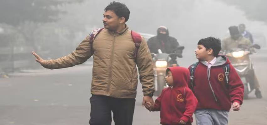 Delhi News: प्रदूषण-ठंड के बीच छात्रों के लिए राहत भरी खबर, दिल्ली-NCR में हाइब्रिड मोड में होगी पढ़ाई